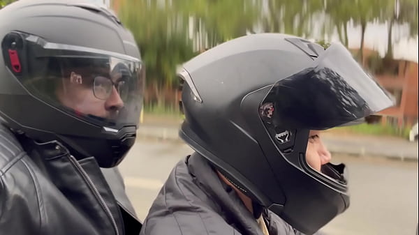 Un desconocido me lleva a casa en su moto, se cobra el viaje con mi culo y me lo deja lleno de leche sin compasión