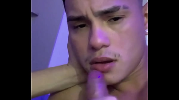 DANDO LEITINHO NA BOCA DO NOVINHO.