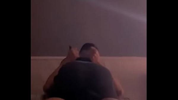 tras la peda que nos echamos me deja sentarme en su polla