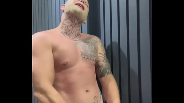 Peguei me amigo no flagra tocando uma punheta no banheiro e ele meteu gostoso no meu cuzinho!