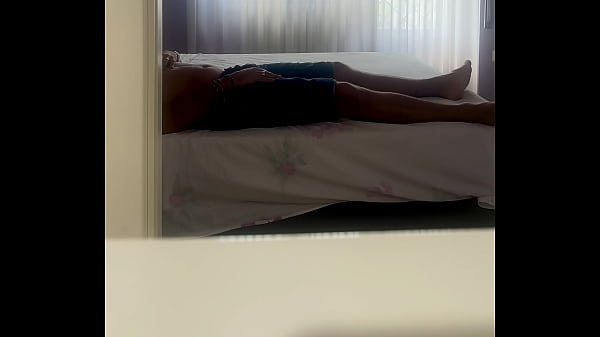 Spiato a masturbarsi forte sul letto – urla e orgasmo mentre si penetra il culo